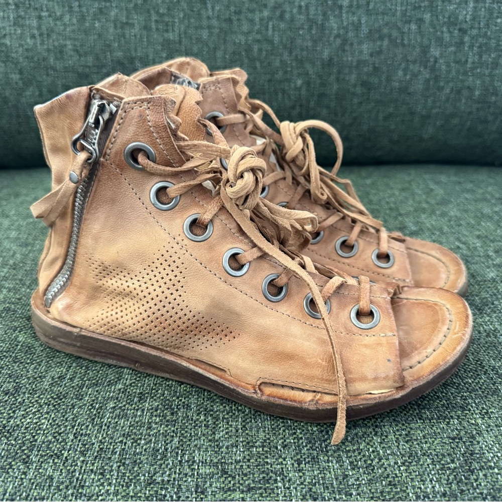 37/6.5-7 NEW AS98 RHETT GLADIATOR FLAT SANDAL IN CAMEL.